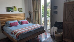 2 quartos, cofres nos quartos, escrivaninha