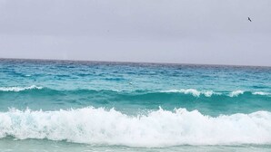 A view of the ocean with waves crashing onto the shore. - Green Caps Cancún Hospedaje (Cancun)