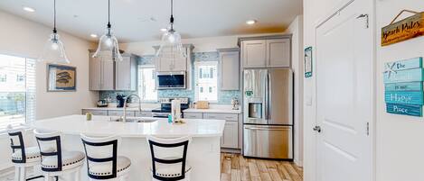 冷蔵庫、電子レンジ、オーブン、コンロ