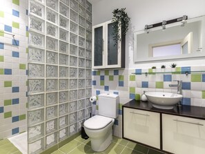 Dusche, umweltfreundliche Kosmetikartikel, Haartrockner, Handtücher