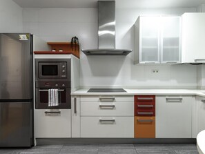 Refrigerador, microondas, horno, placa de cocina