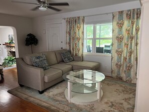 Living area - Charming 2BR/2BA Winter Park Cottage, steps from Park Ave (Winter Park)