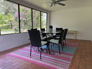 Dining - Charming 2BR/2BA Winter Park Cottage, steps from Park Ave (Winter Park)
