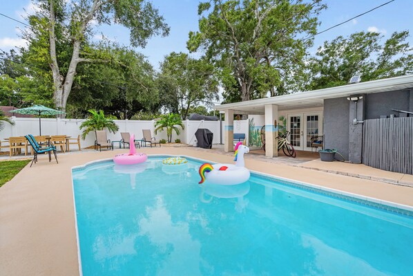 Alberca al aire libre y alberca climatizada