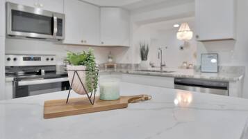 Frigorífic, microones, forn i placa de cuina