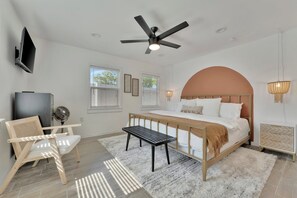 3 habitaciones, escritorio y tabla de planchar con plancha 