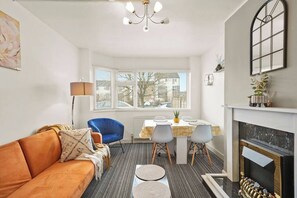 Living area - -Perfect match for business, corporate, contractors or relocation services- (Patchway)