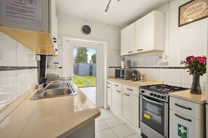 Private kitchen - -Perfect match for business, corporate, contractors or relocation services- (Patchway)