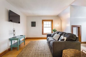 Living area - -Perfect match for business, corporate, contractors or relocation services- (Patchway)