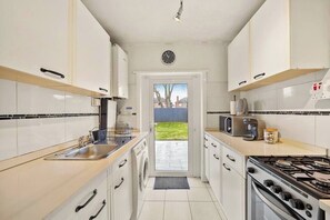 Private kitchen - -Perfect match for business, corporate, contractors or relocation services- (Patchway)