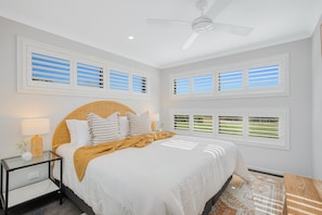 4 bedrooms, iron/ironing board, internet, bed sheets