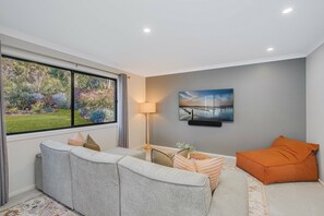 TV - 26 The Dress Circle - 4 Bedroom (Tura Beach)