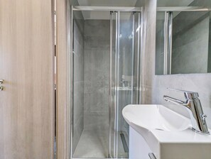 تجهيزات دش، مجففات شعر، مناشف، صابون