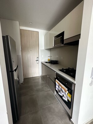 Kjøleskap og kokeplater