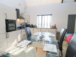 Cottage | Private kitchen | Cookware/dishes/utensils