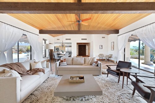 Luxury Exclusive Golf Community Hot Tub & Desert Views Pet-Friendly