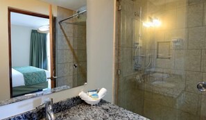 Sèche-cheveux, bidet, serviettes fournies, savon