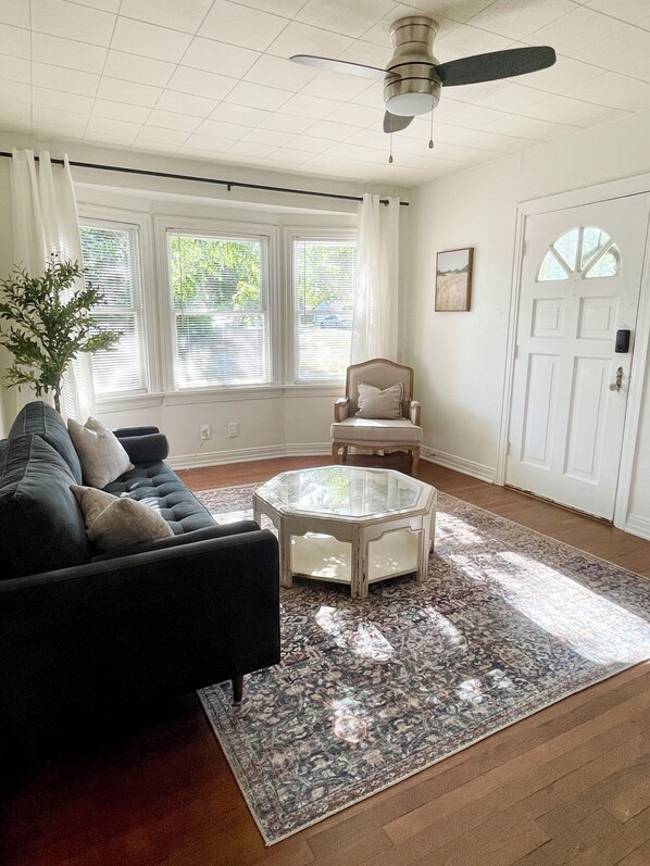 Smart TV - Charming 2 Bedroom Home - 5 min from Downtown with Spacious Backyard! (Fort Worth)