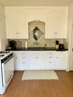 Fridge, oven, stovetop, coffee/tea maker - Charming 2 Bedroom Home - 5 min from Downtown with Spacious Backyard! (Fort Worth)