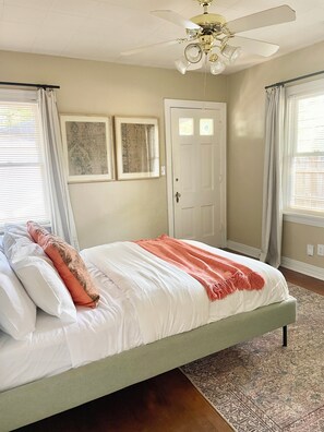 2 bedrooms, free WiFi, bed sheets - Charming 2 Bedroom Home - 5 min from Downtown with Spacious Backyard! (Fort Worth)