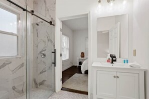Shower - 2 Bed Apt in Beautiful Highland Park!
 (Birmingham)