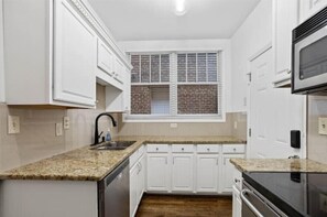 Private kitchen - 2 Bed Apt in Beautiful Highland Park!
 (Birmingham)