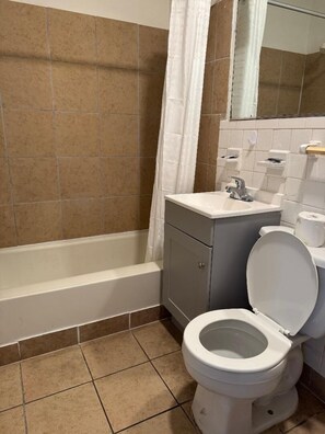 Quarto superior | Banheiro | Produtos de toalete grátis, toalhas de banho, sabonete, shampoo