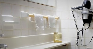 Kostenlose Toilettenartikel, Handtücher