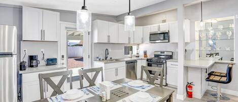 Refrigerador, microondas, horno, placa de cocina