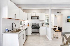 冷蔵庫、電子レンジ、オーブン、コンロ