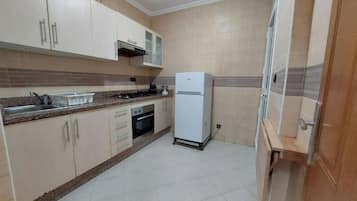 Fridge, oven, stovetop, coffee/tea maker