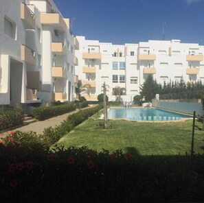 Una piscina al aire libre