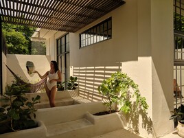 特级复式房 | 浴室 | 独立的浴缸和淋浴、深泡浴缸、大花洒淋浴喷头、名牌洗护用品