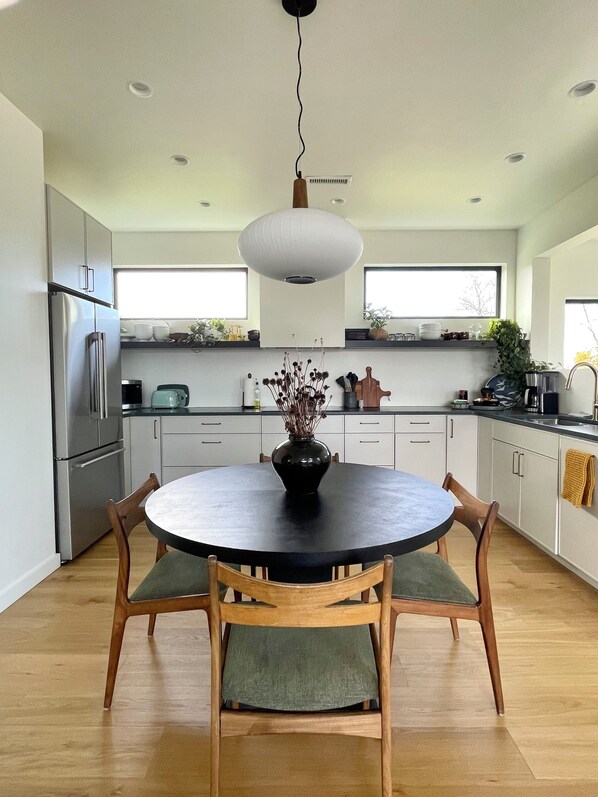 Kjøleskap, mikrobølgeovn, kokeplater og oppvaskmaskin