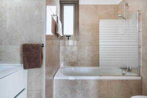 Gratis toiletartikelen, een haardroger, handdoeken