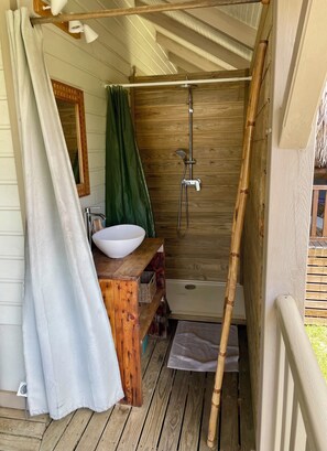 Sèche-cheveux, serviettes fournies, savon, papier toilette