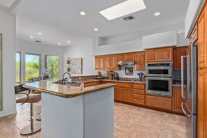 Fridge, microwave, oven, stovetop - AZ Desert Escape/Tonto Verde, AZ (Rio Verde)