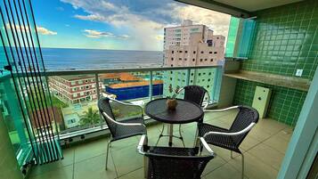 Apartamento panorâmico | Opções para refeição ao ar livre