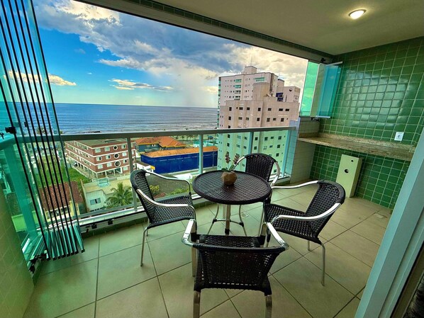 Apartamento panorâmico | Opções para refeição ao ar livre