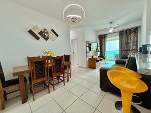 Panoramic Apartment | Living area - Edifício Baalbek (Mongaguá)