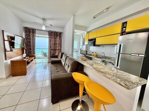 Apartamento panorâmico | Cozinha privada | Geladeira, talheres/pratos/utensílios de cozinha