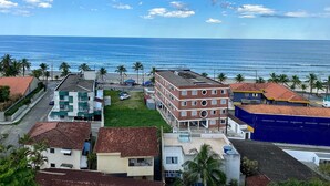 Une ville côtière avec des bâtiments, une plage et l’océan.