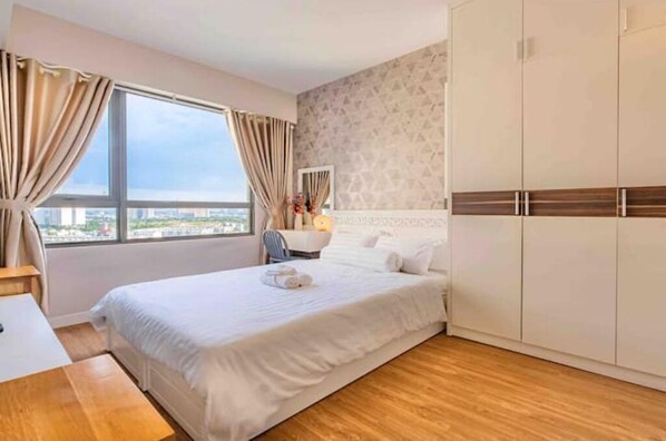 2 habitaciones, tabla de planchar con plancha y cuna de viaje