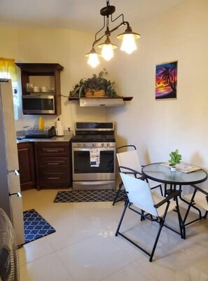 Réfrigérateur, micro-ondes, plaque de cuisson, bouilloire électrique