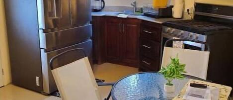 Kühlschrank, Mikrowelle, Herdplatte, Wasserkocher