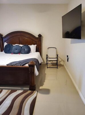 1 bedroom, desk, travel crib, WiFi - Milk and Honey unit F (Tower Isle)