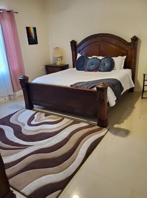 1 bedroom, desk, travel cot, WiFi