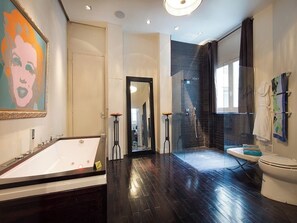 Dusche, Haartrockner, Bidet, Handtücher