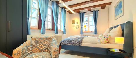 2 Schlafzimmer, Schreibtisch, Bügeleisen/Bügelbrett, Reisekinderbett