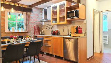 Kühlschrank, Mikrowelle, Herdplatte, Geschirrspüler